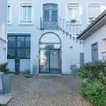 Les De Claire Apartment *